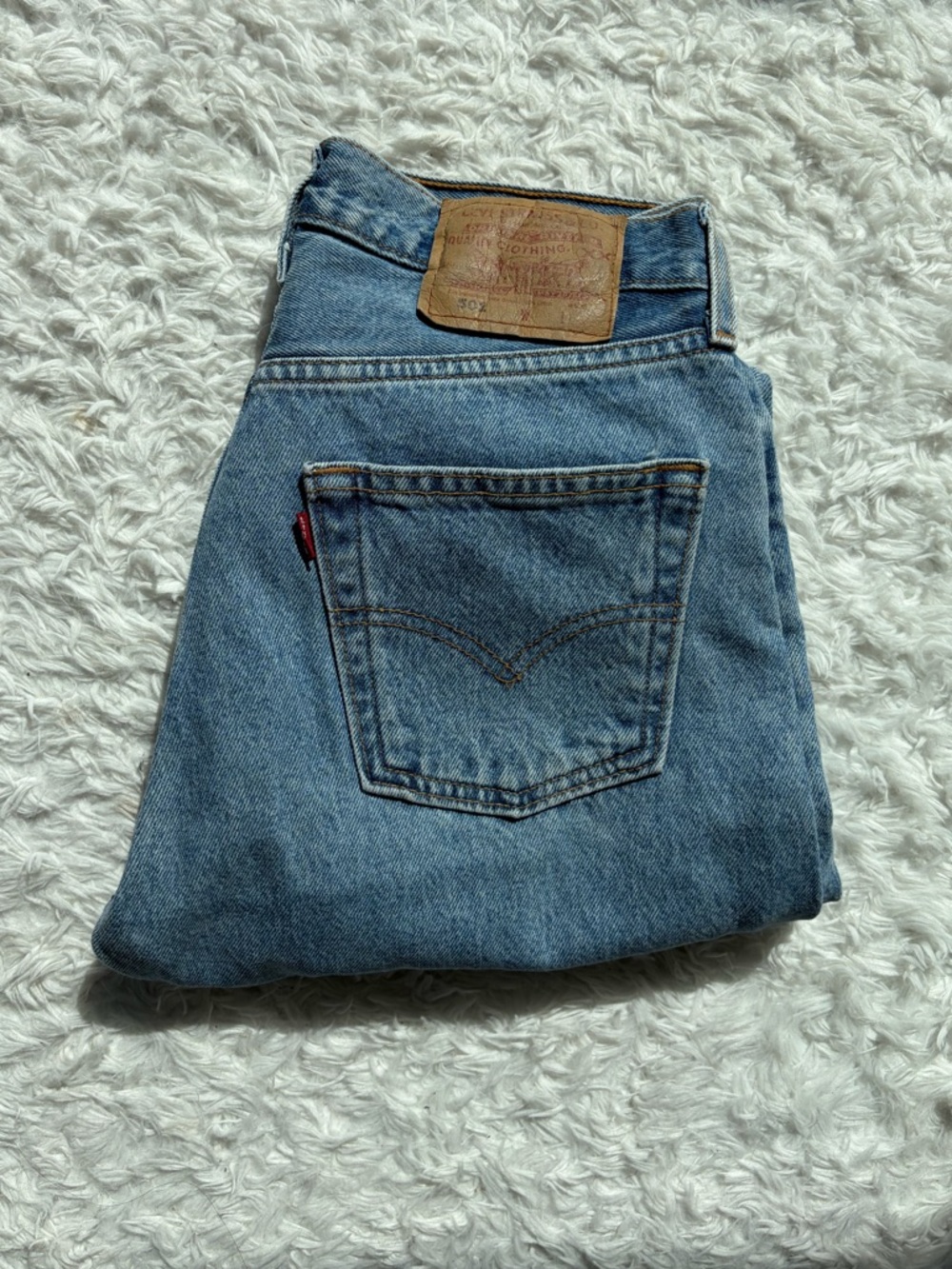 90s Vintage Levi’s 501 med wash - Picture 2 of 16